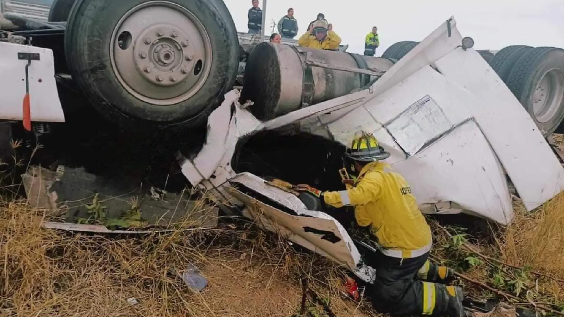 Accidente de tráiler en la carretera Pátzcuaro-Cuitzeo